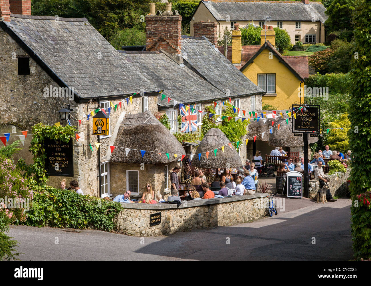La deliziosa e popolare Mason's Arms Inn a Branscombe South Devon su un soleggiato Bank Holiday Foto Stock