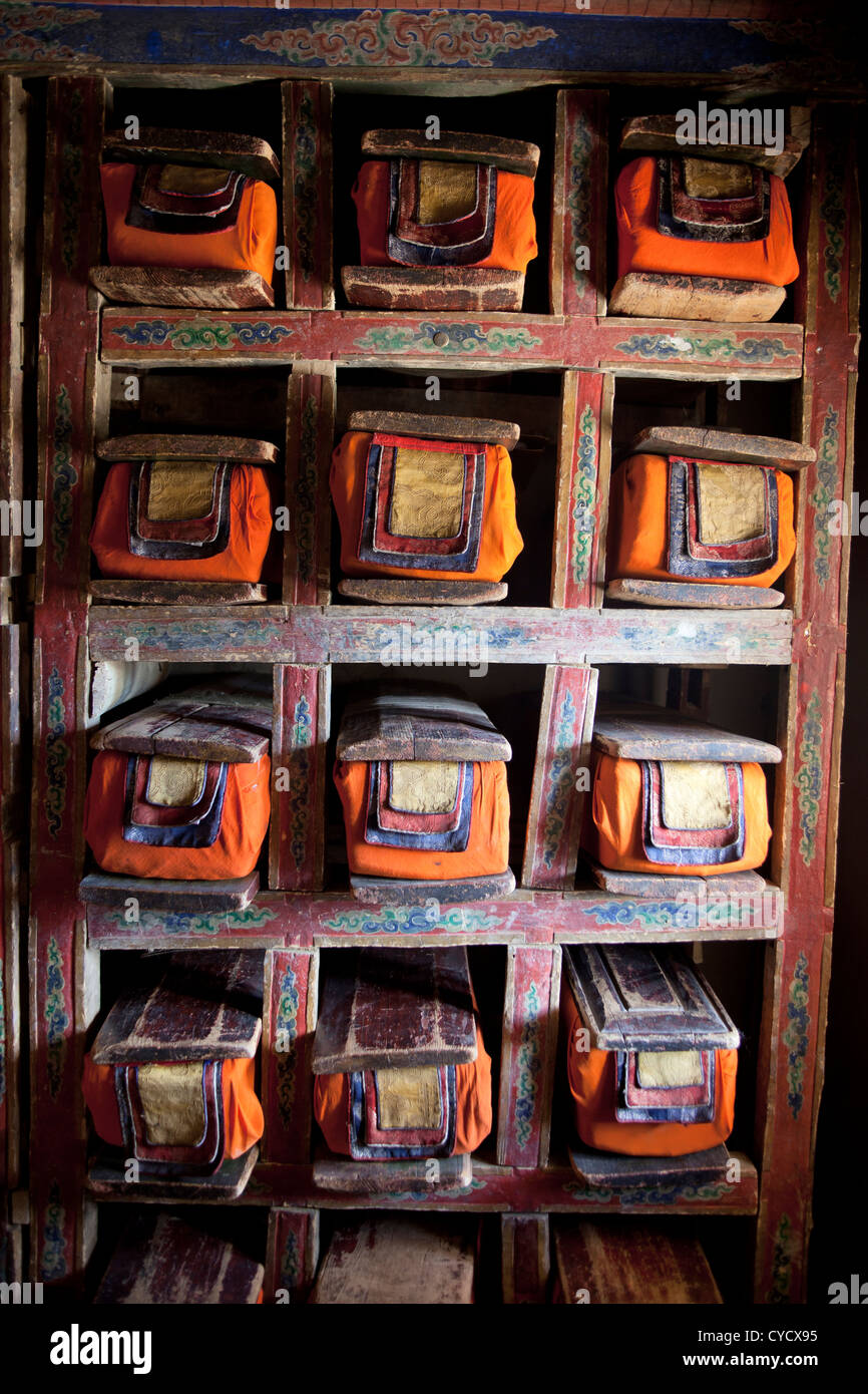 Un interno di una sala di preghiera nel Gompa Thiksey, un tibetano monastero Buddista in Ladakh, India Foto Stock