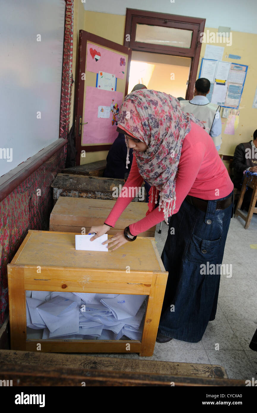 Gli egiziani andare alle urne per le prime elezioni libere dopo la caduta di Mubarak. Questo voto legislativo ha avuto luogo nel novembre 2011. Foto Stock