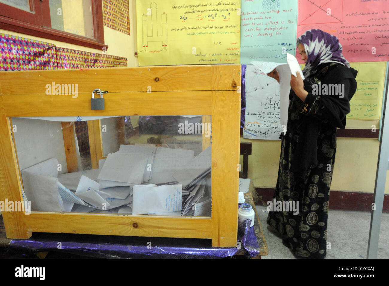 Gli egiziani andare alle urne per le prime elezioni libere dopo la caduta di Mubarak. Questo voto legislativo ha avuto luogo nel novembre 2011. Foto Stock