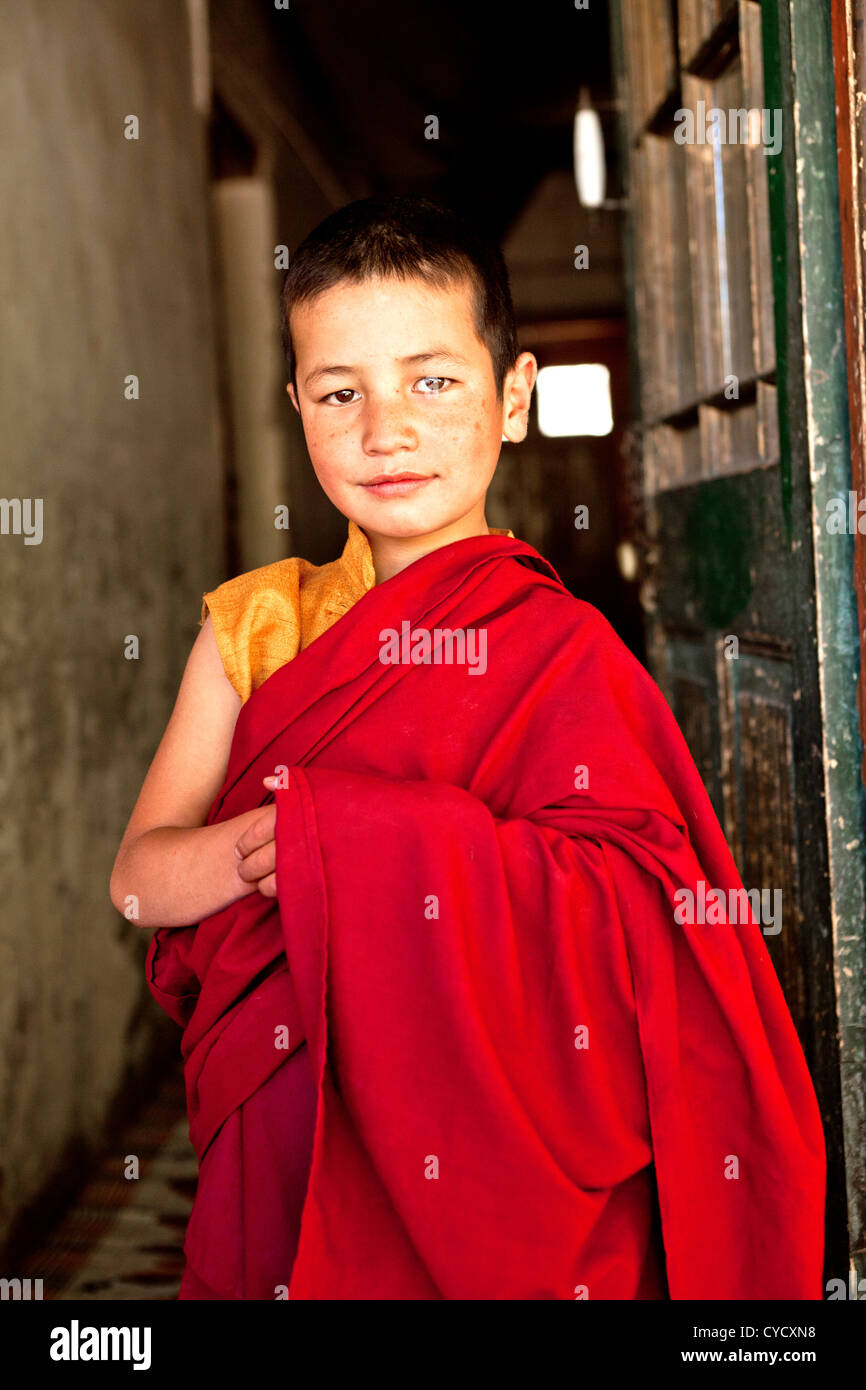 Un monaco novizio al monastero di Hemis in India. Foto Stock