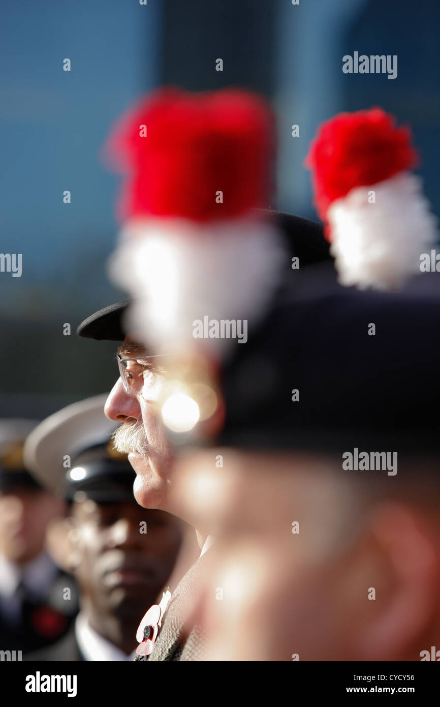 Una faccia in parata guarda solennemente raccolti fuori dal fuoco selettivo. Foto Stock