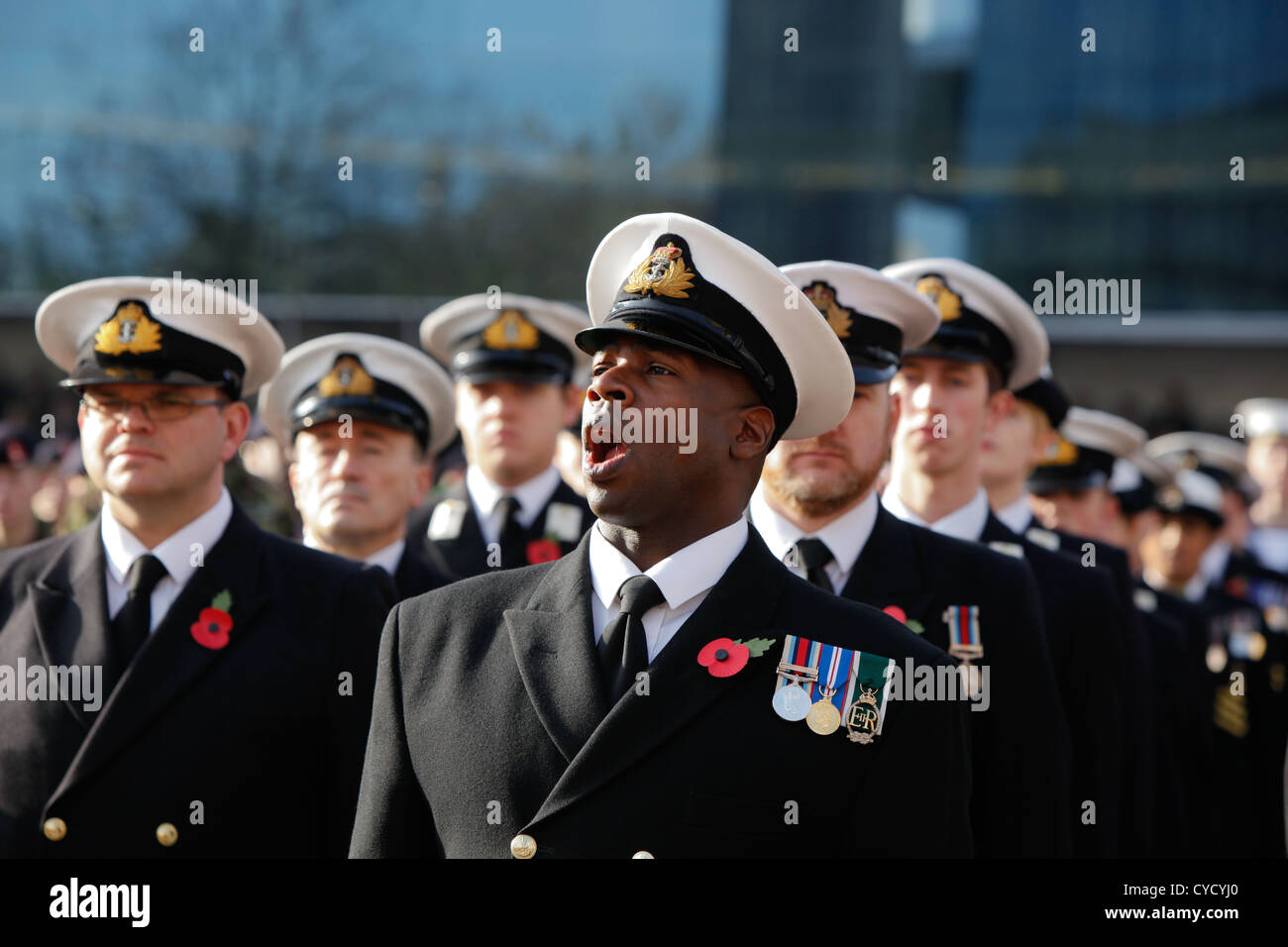 Un colorato addetto navale urlando un comando durante il Giorno del Ricordo Parade di Birmingham. Foto Stock