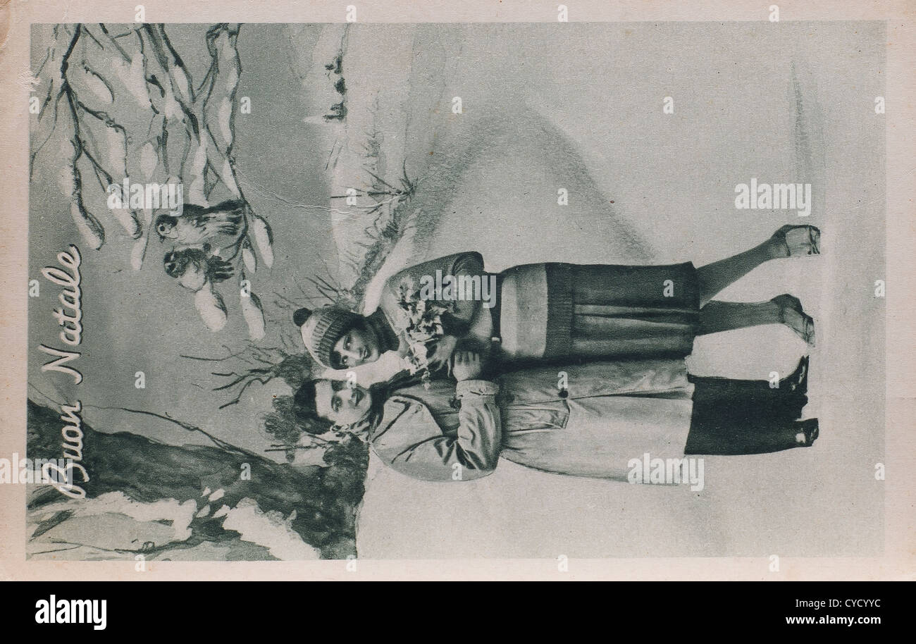 Una coppia in una vecchia cartolina italiana Foto Stock