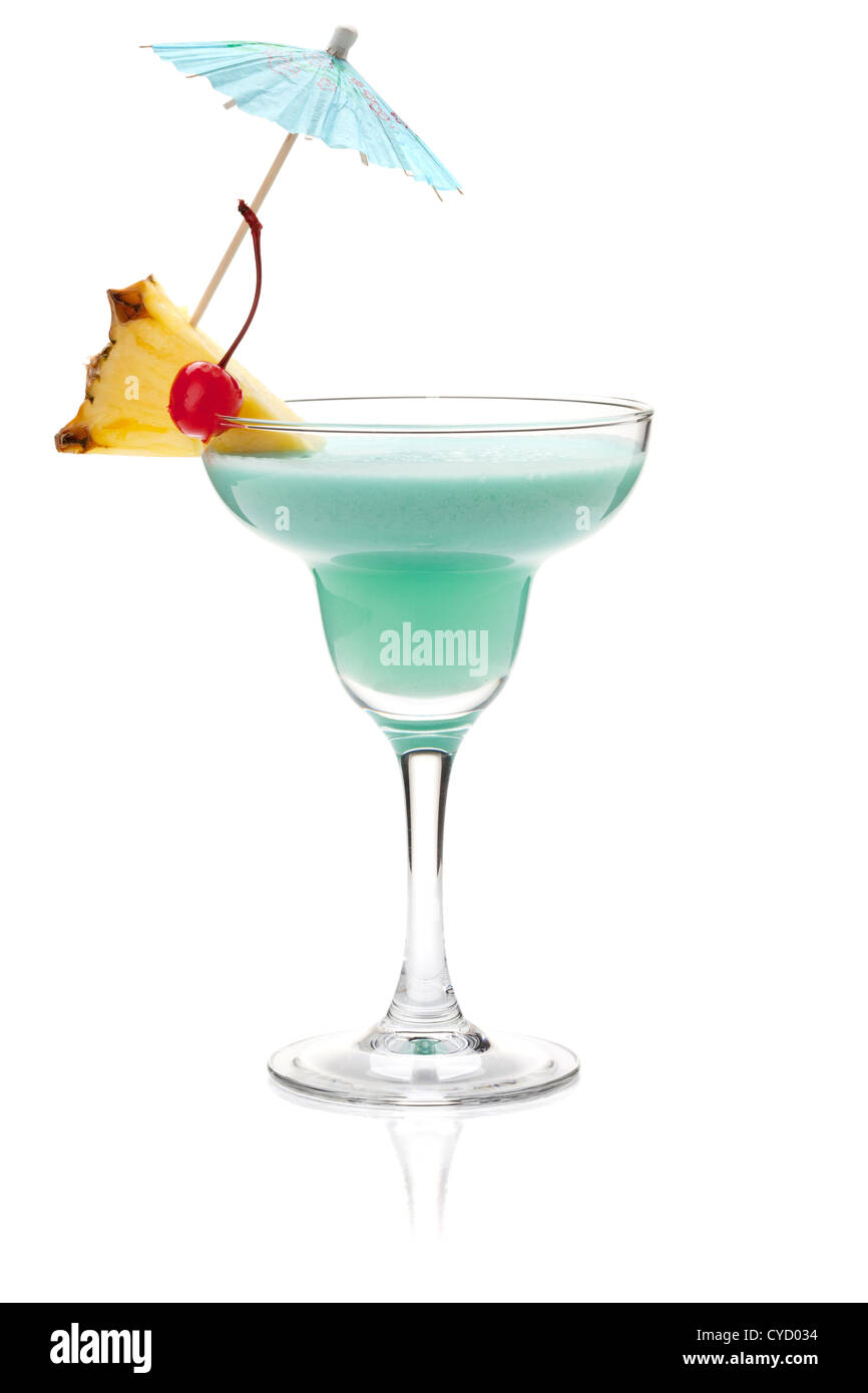 Blu cocktail tropicali in vetro di Margarita. Isolato su bianco Foto Stock