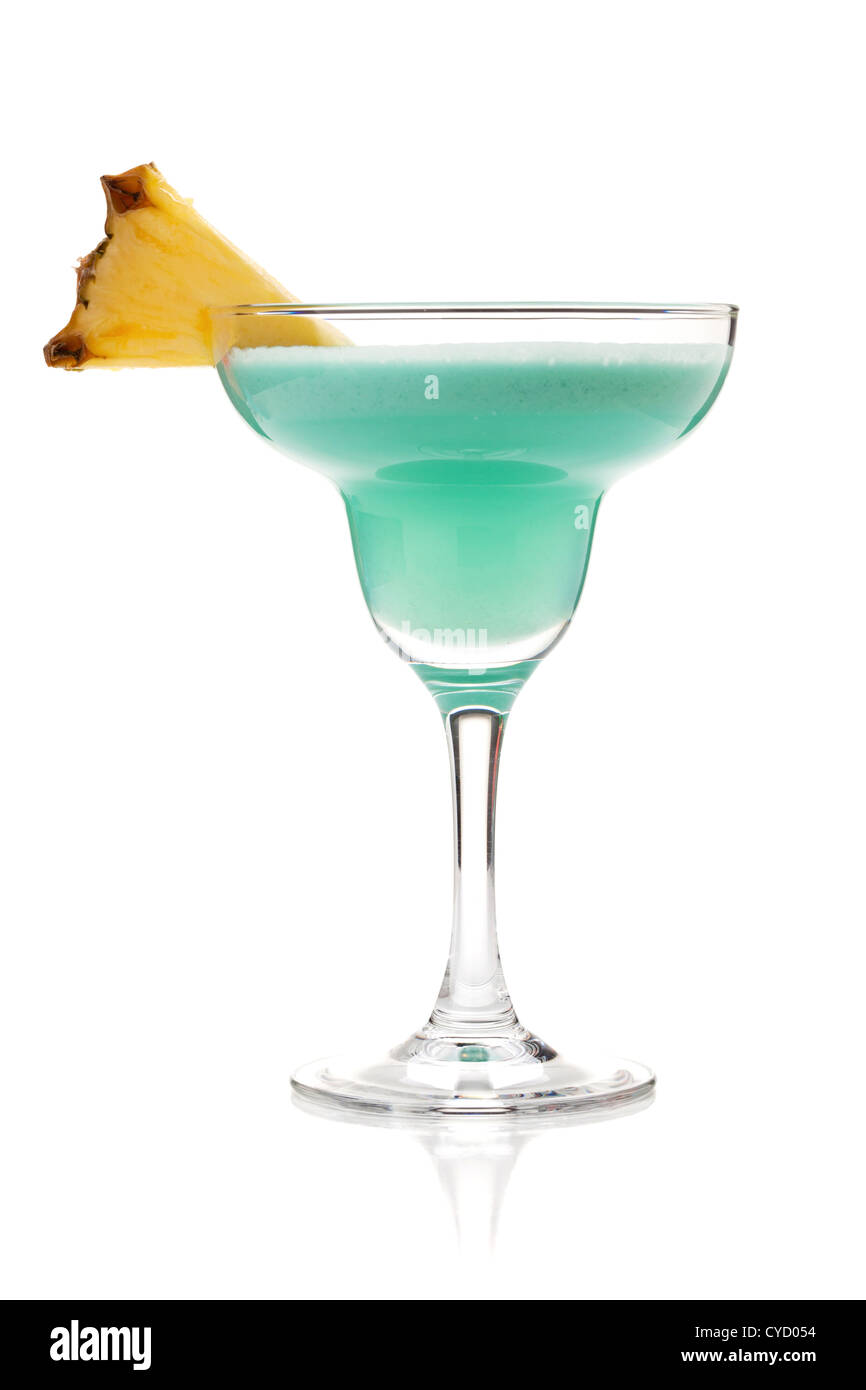 Blu cocktail tropicali in vetro di Margarita. Isolato su bianco Foto Stock