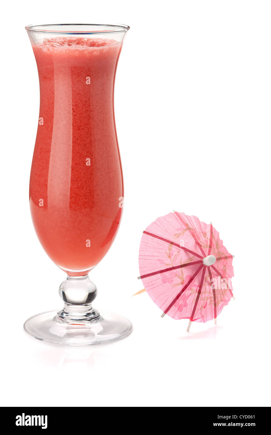 Red cocktail tropicale in vetro di uragano e ombrello. Isolato su bianco Foto Stock
