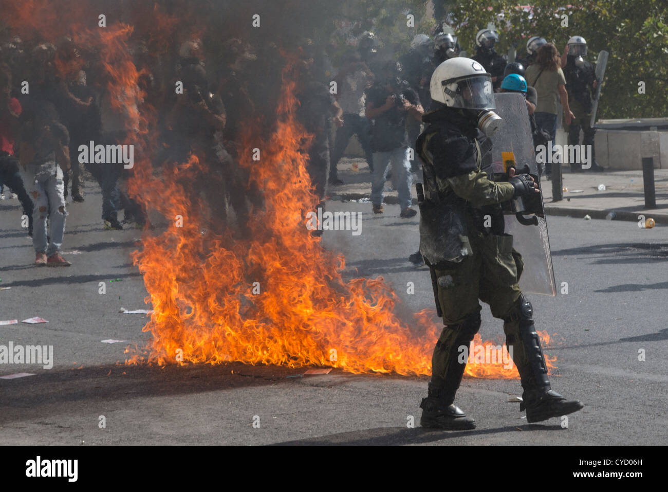 Una 24 Ore di dimostrazione si trasforma in scontri tra dimostranti e polizia di uomini in Atene. Foto Stock