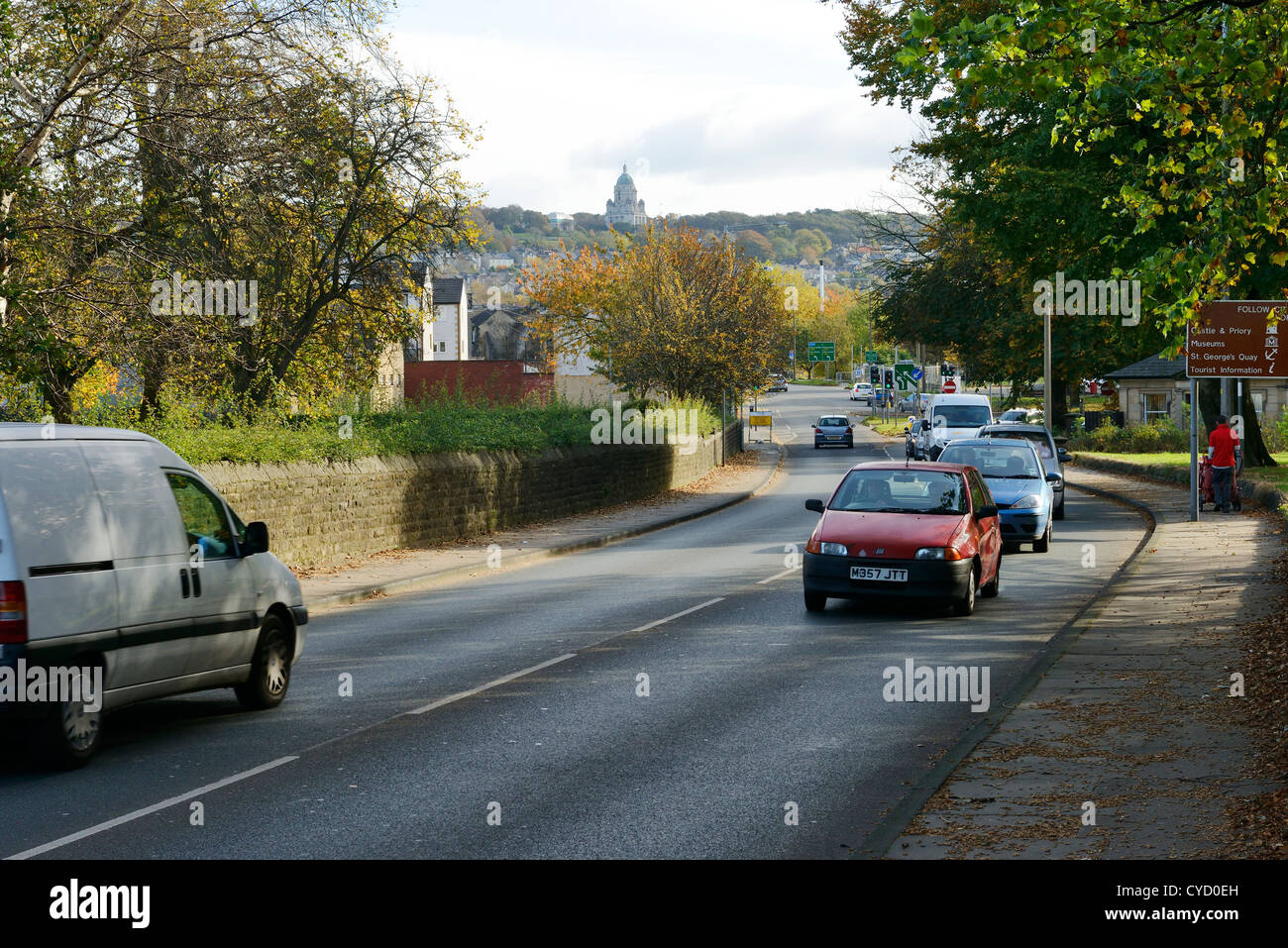 Il traffico sulla periferia di Lancaster city centre REGNO UNITO Foto Stock