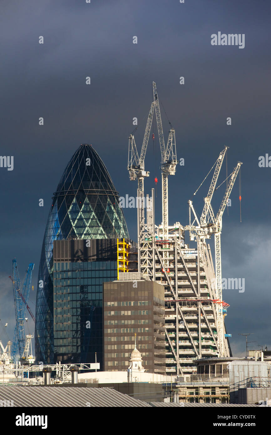Paesaggio urbano verticale dello skyline della città di Londra, mostrando il Gherkin edificio nel quartiere finanziario di Londra, Inghilterra, Regno Unito Foto Stock