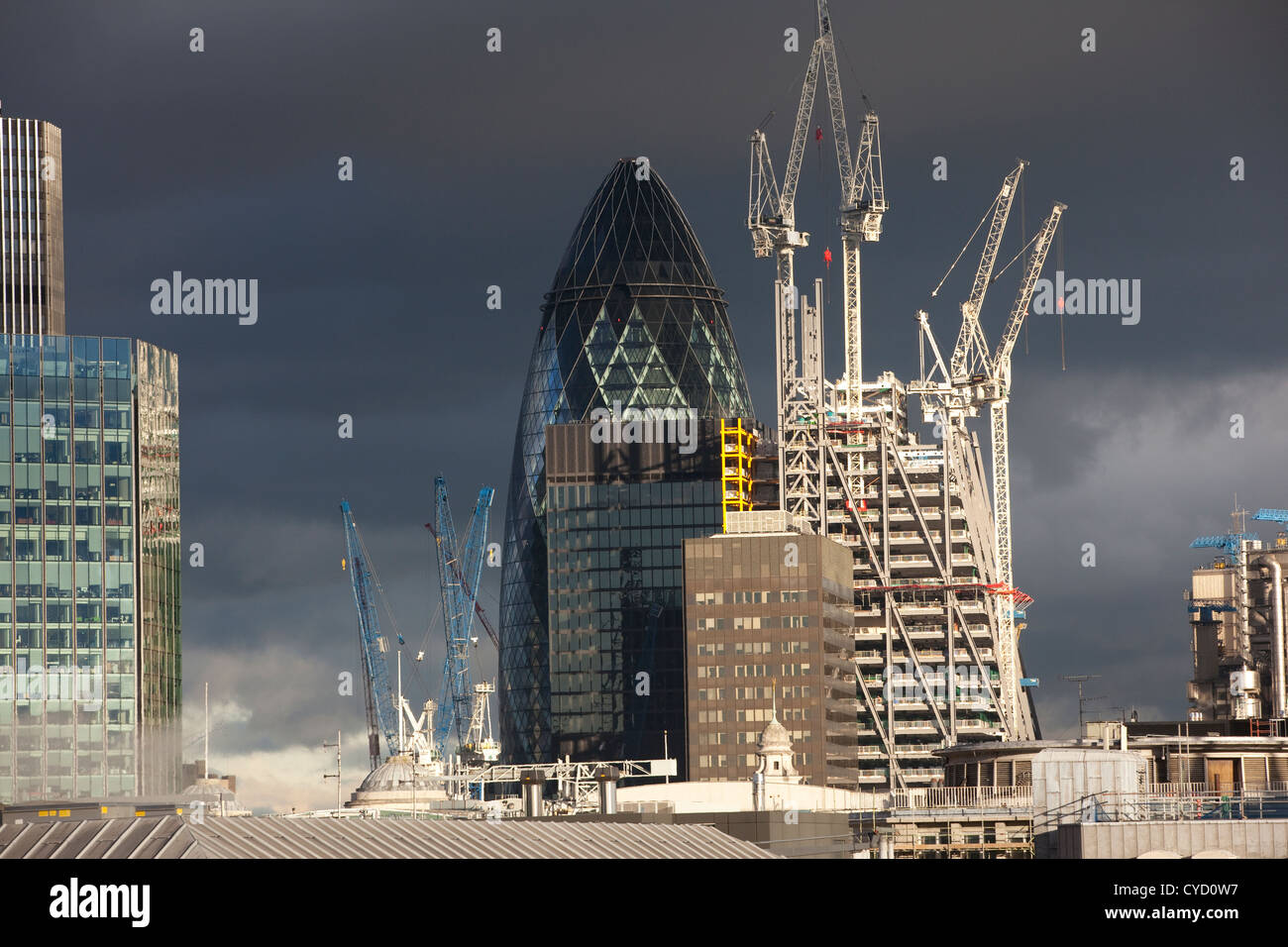 Paesaggio urbano orizzontale dello skyline della città di Londra, mostrando il Gherkin edificio nel quartiere finanziario di Londra Inghilterra REGNO UNITO Foto Stock