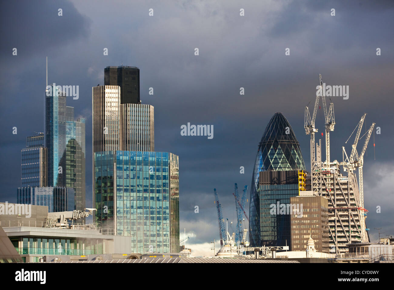 Paesaggio urbano orizzontale dello skyline della città di Londra, mostrando il Gherkin edificio nel quartiere finanziario di Londra Inghilterra REGNO UNITO Foto Stock