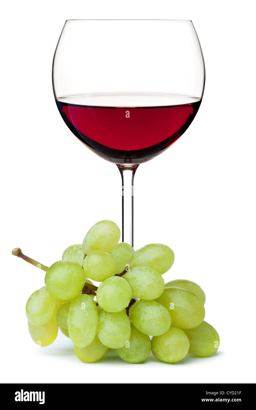 Vino rosso in vetro con ramo di uva. Isolato su sfondo bianco Foto Stock