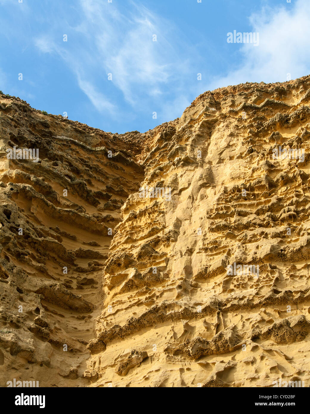 Torreggianti scogliere di arenaria sulla costa Jurrasic Bridport Dorset Inghilterra Foto Stock