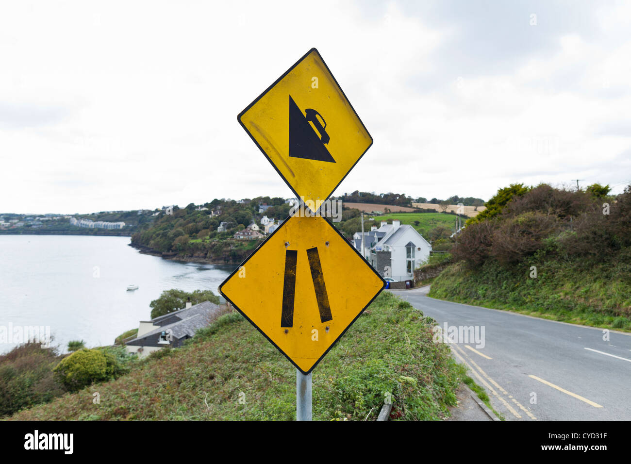 Cartelli in cima alla molto ripida e stretta strada giù per Summercove da Charlesfort in Kinsale, County Cork, Irlanda Foto Stock