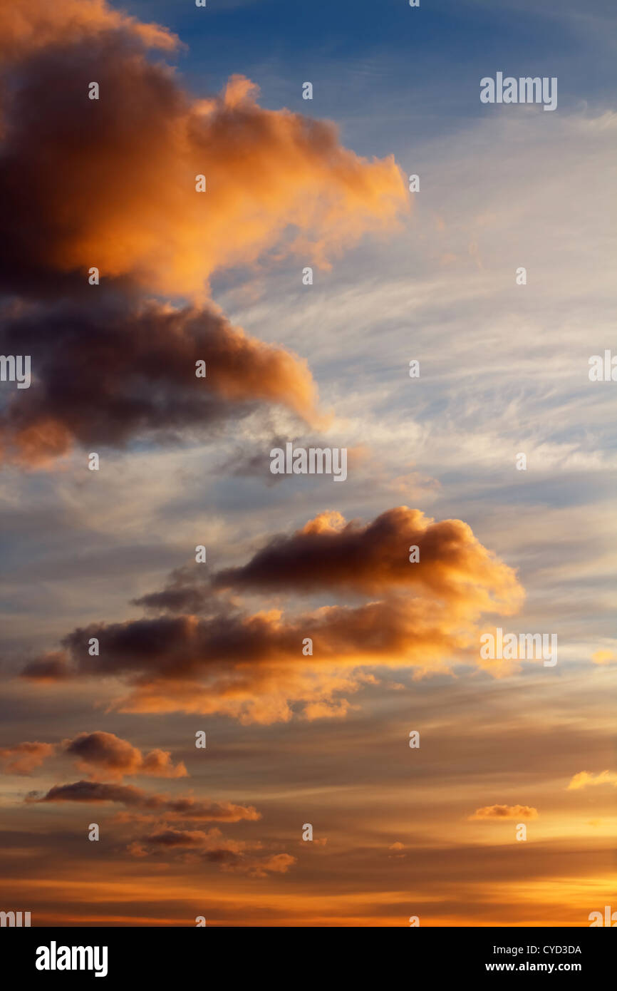 Nuvole nel cielo al tramonto. Foto Stock