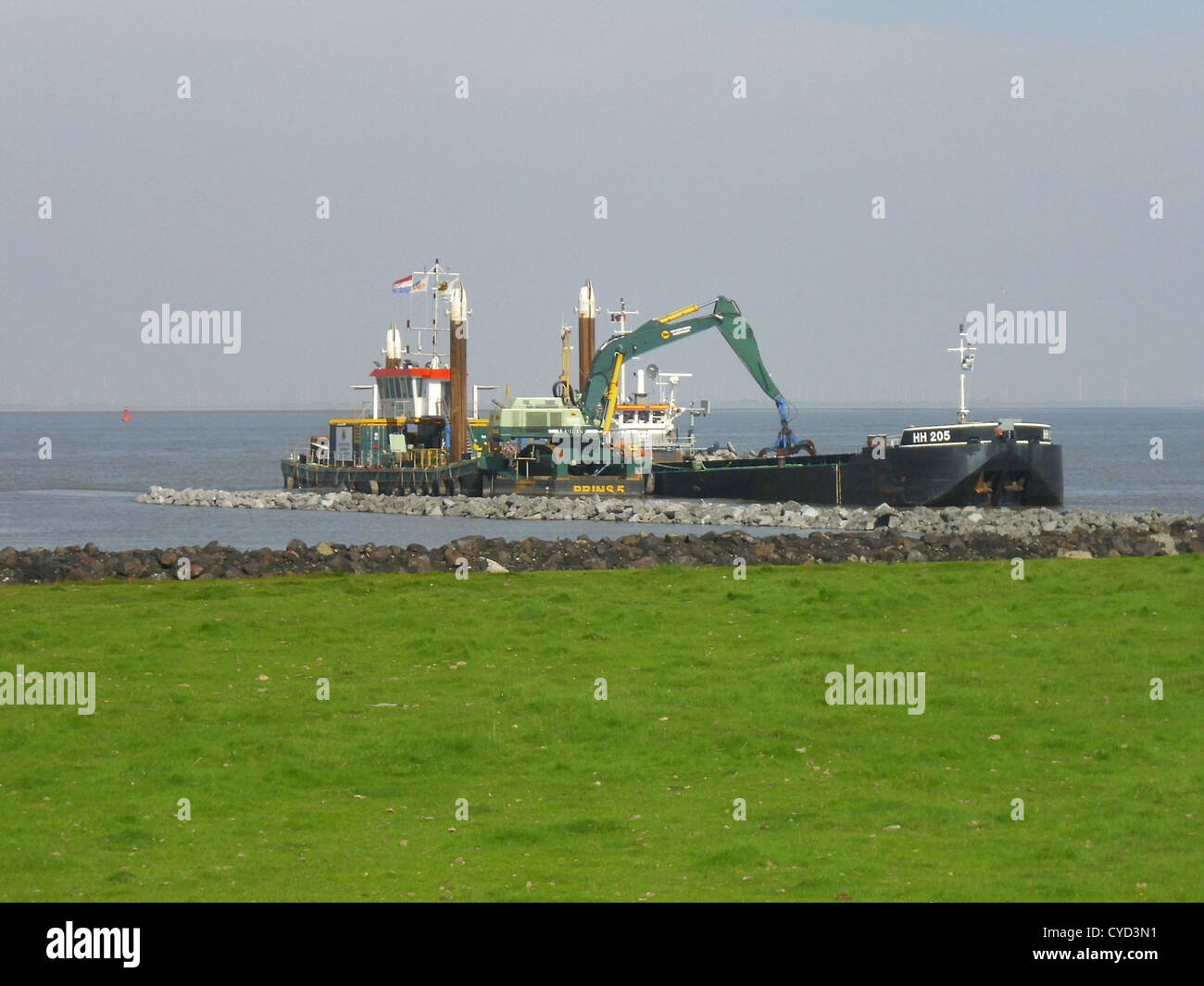 Il pontile per palafitte "Prins 5", con un escavatore a bordo, e la chiatta semovente "HH 205" fanno parte di un'operazione industriale sul fiume Elba, utilizzata per attività di costruzione e dragaggio. Foto Stock
