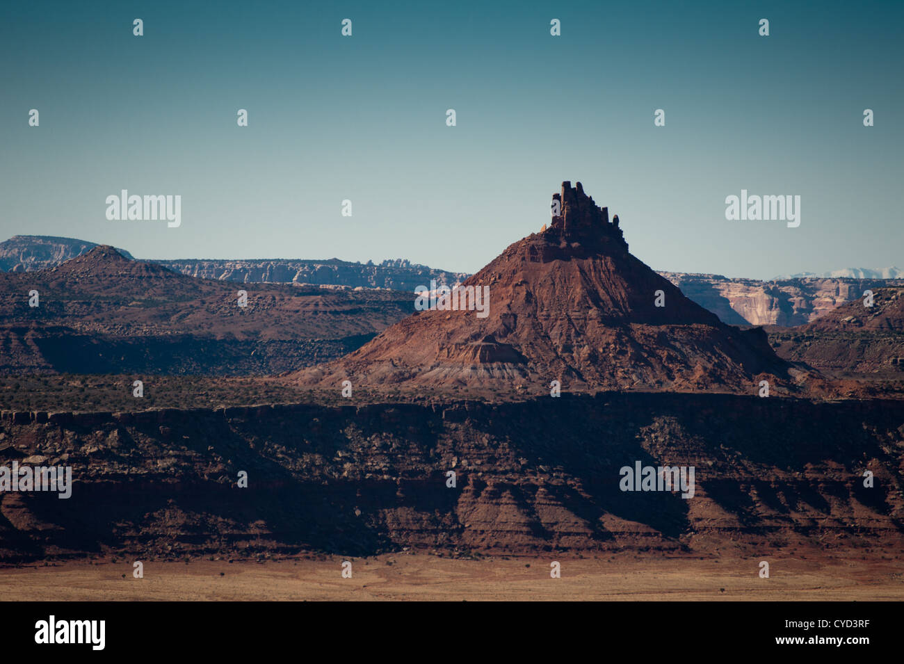 A sud di sei picchi di sparatutto in Indian Creek area di arrampicata, Utah. Foto Stock