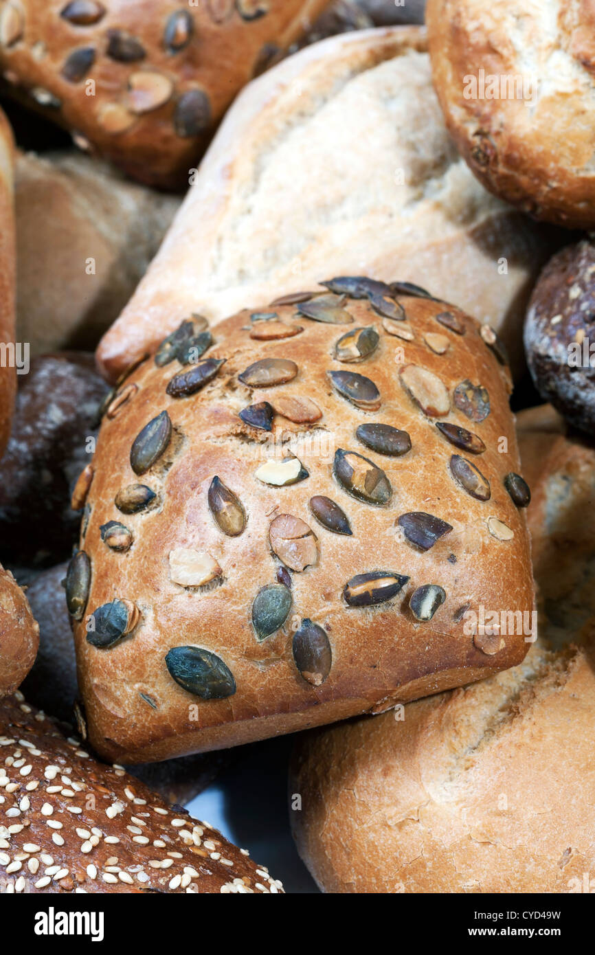 Closeup assortimento di singole piccole pagnotte di pane condito con i semi di zucca Foto Stock