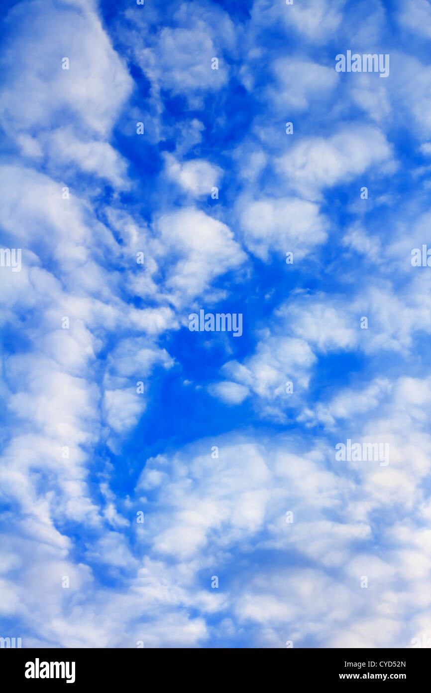 Il bianco delle nuvole in cielo blu. Foto Stock