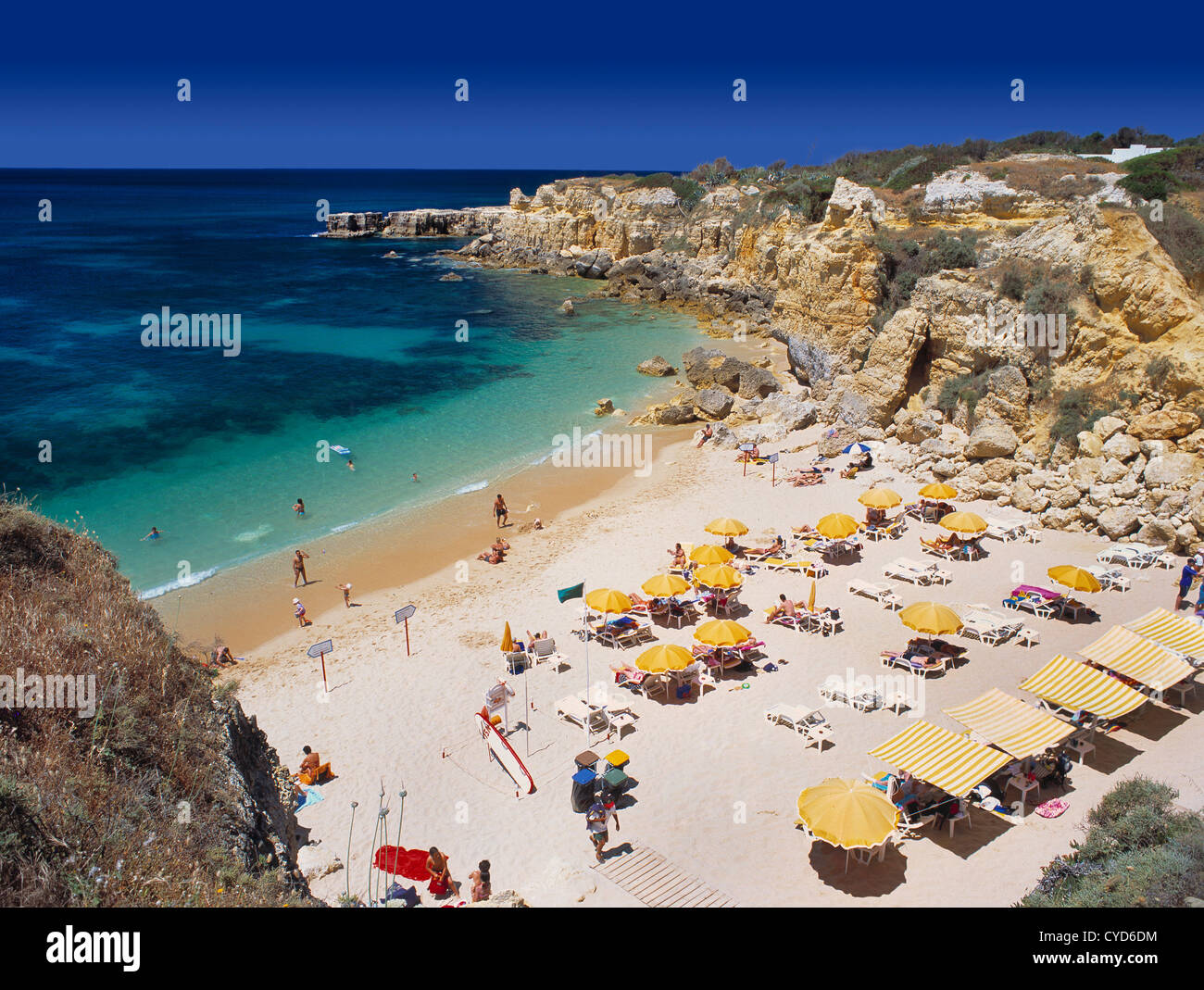 Bright sunny beach scena, intorno alla costa di Albufeira, Algarve, PORTOGALLO Foto Stock