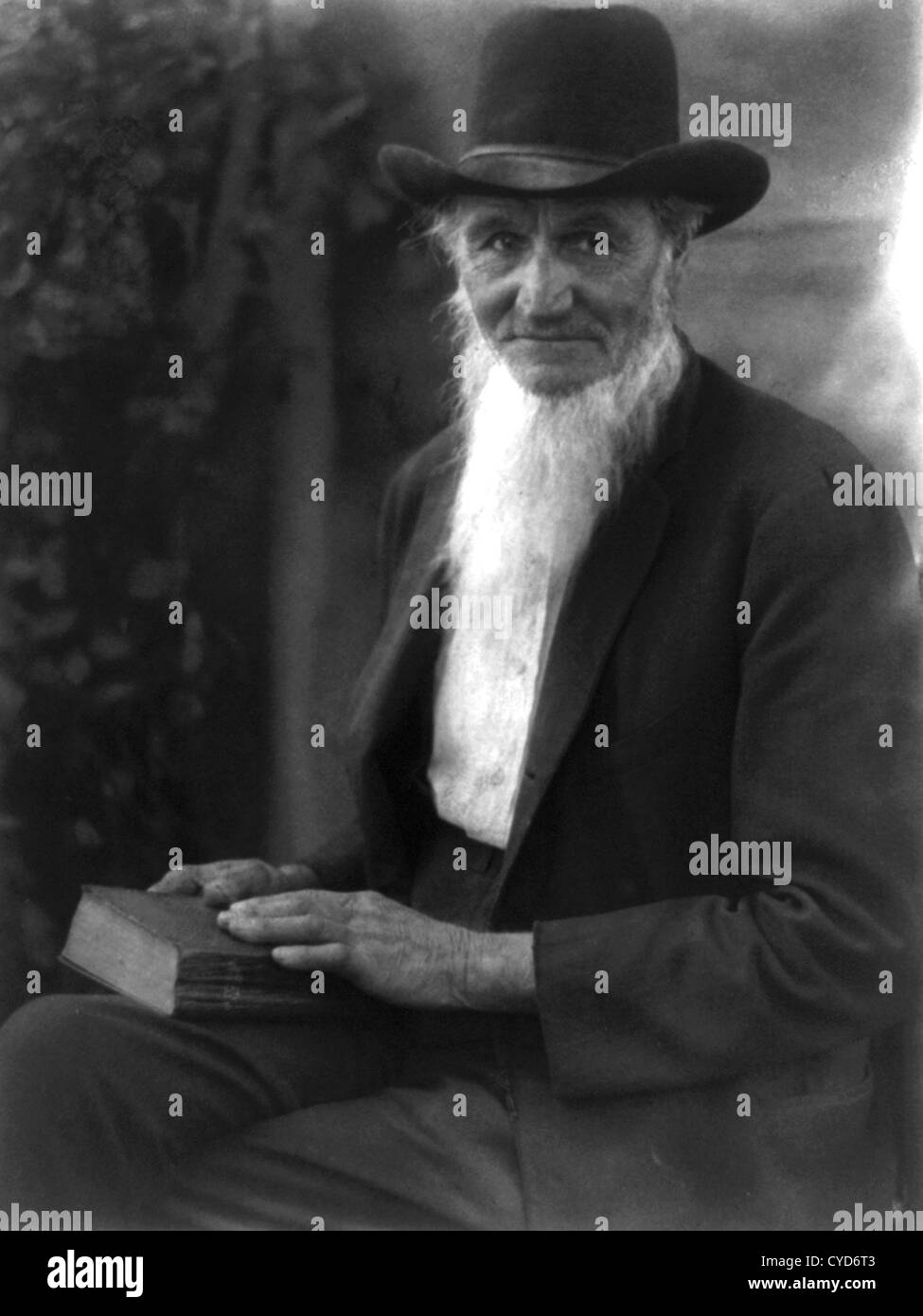 Uomo in possesso di una Bibbia Foto Stock