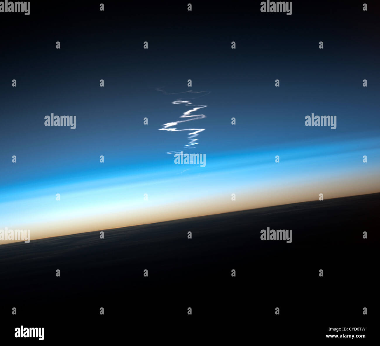 I percorsi di scarico dal razzo Soyuz come visto dallo spazio Foto Stock