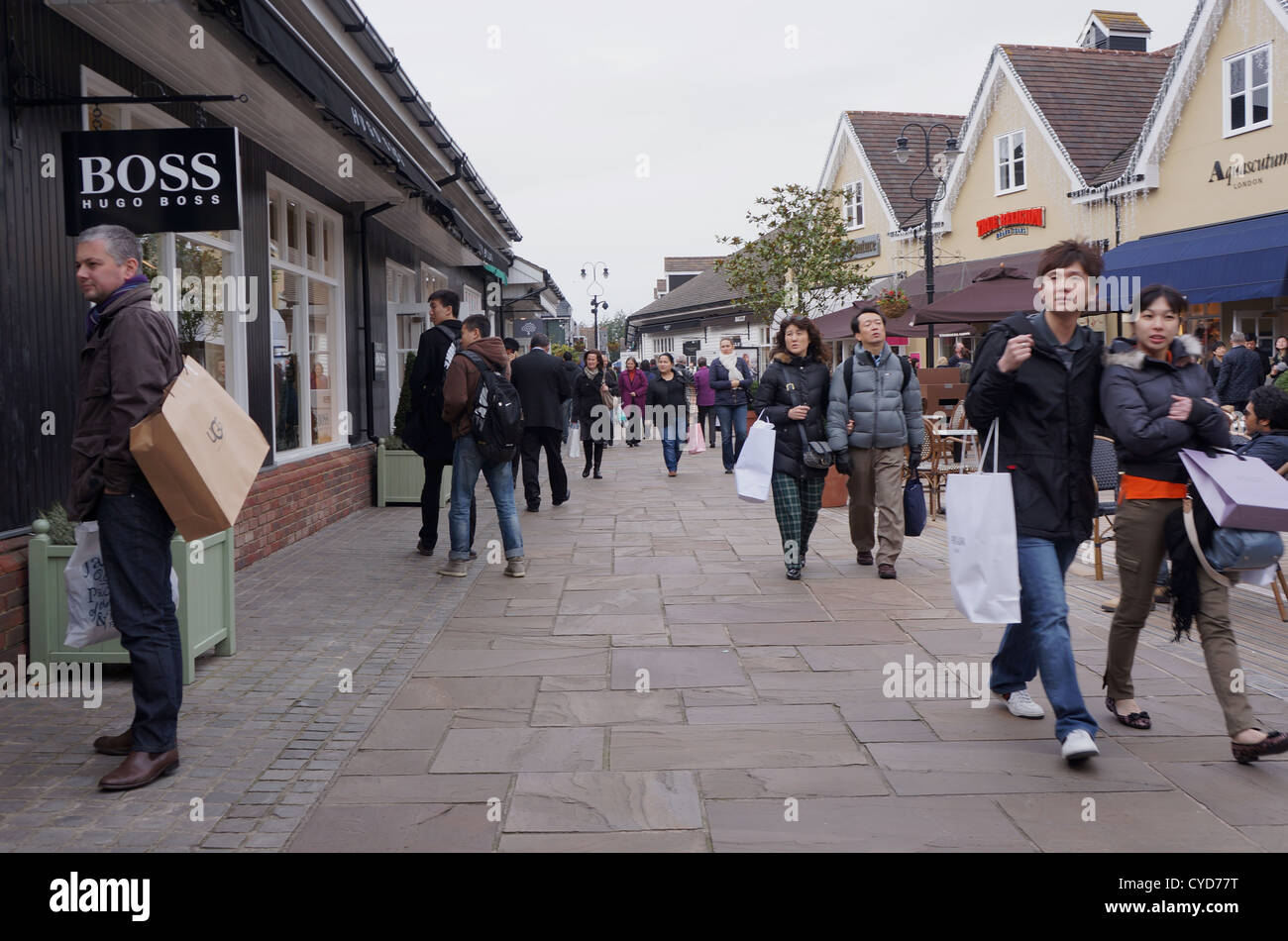 Gli acquirenti cinesi presso il Villaggio di Bicester, Regno Unito Foto Stock