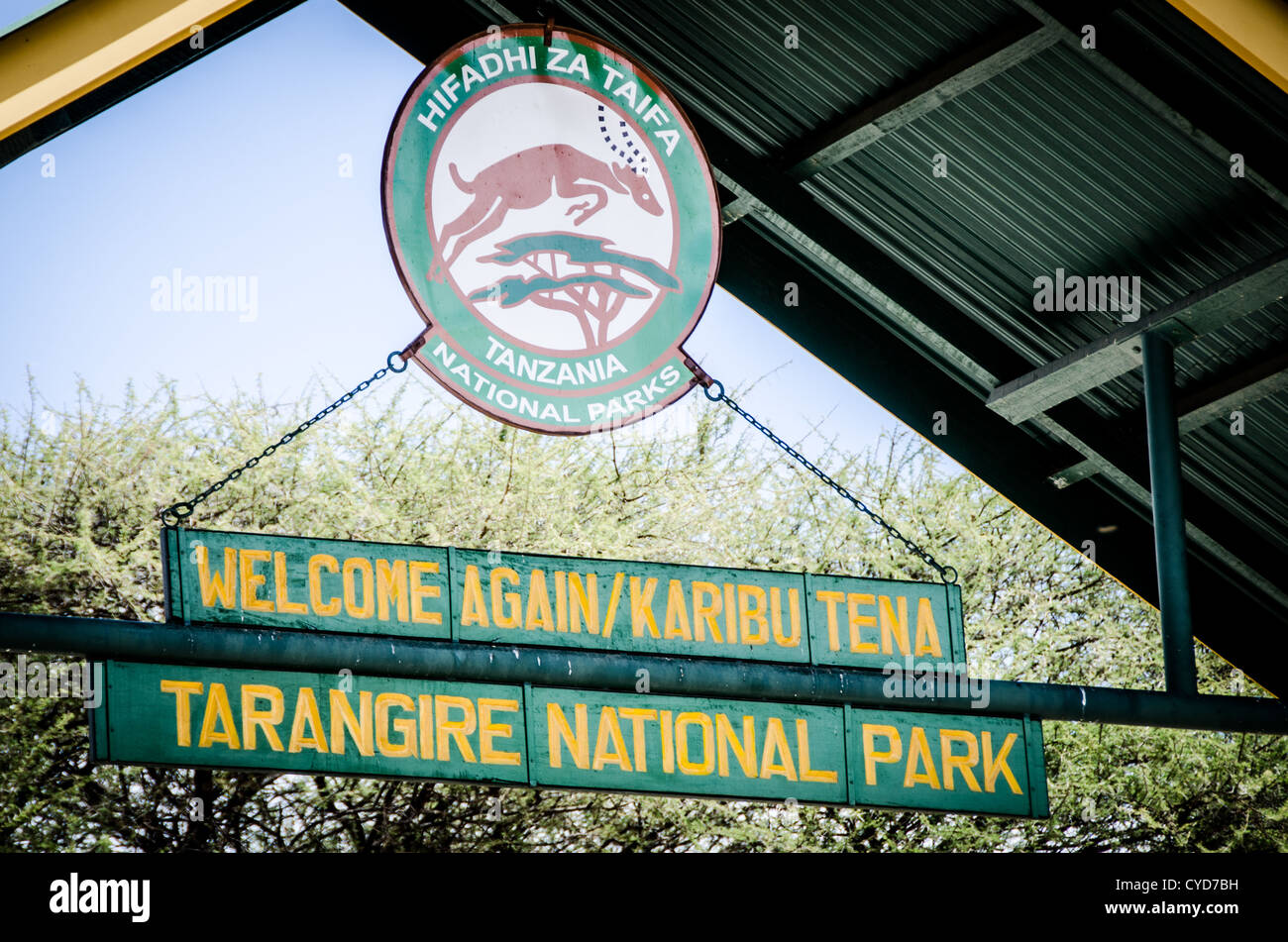 Segno di overhead durante l'ingresso principale al Parco Nazionale di Tarangire e nel nord della Tanzania. Foto Stock