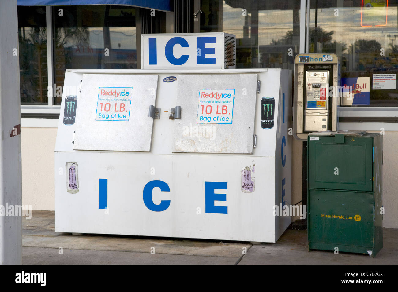 Macchina per il ghiaccio in corrispondenza di una stazione di rifornimento a Homestead, Florida City usa Foto Stock