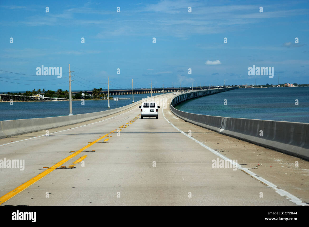 La guida su un nuovo Seven Mile marathon ponte lungo la US Route uno Overseas Highway Florida keys usa Foto Stock