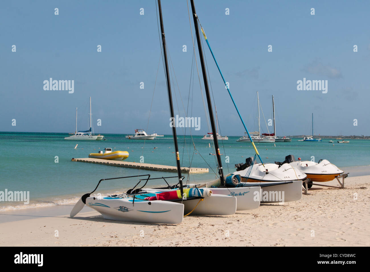 Barche su Palm Beach Aruba Foto Stock