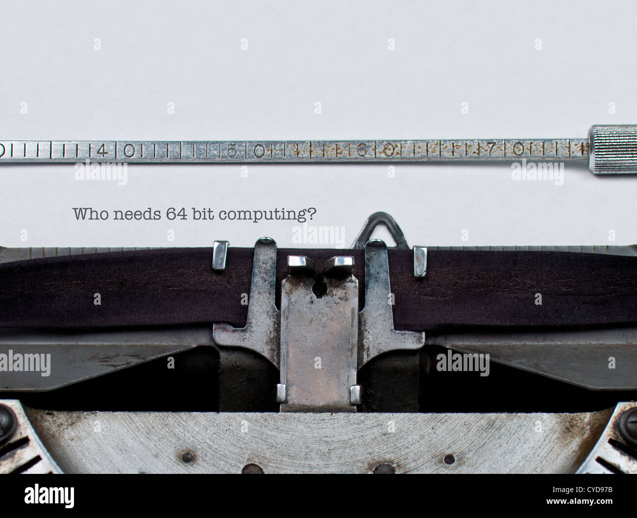 Chi ha bisogno di 64bit computing? I computer moderni di cui si fa la parodia digitata su una macchina da scrivere vintage modernizzazione concetto di modernizzazione Foto Stock