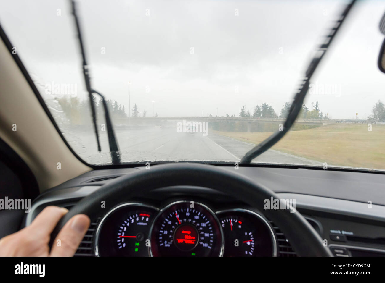 La guida su un interstate sotto una pioggia torrenziale, nello stato di Washington, USA Foto Stock