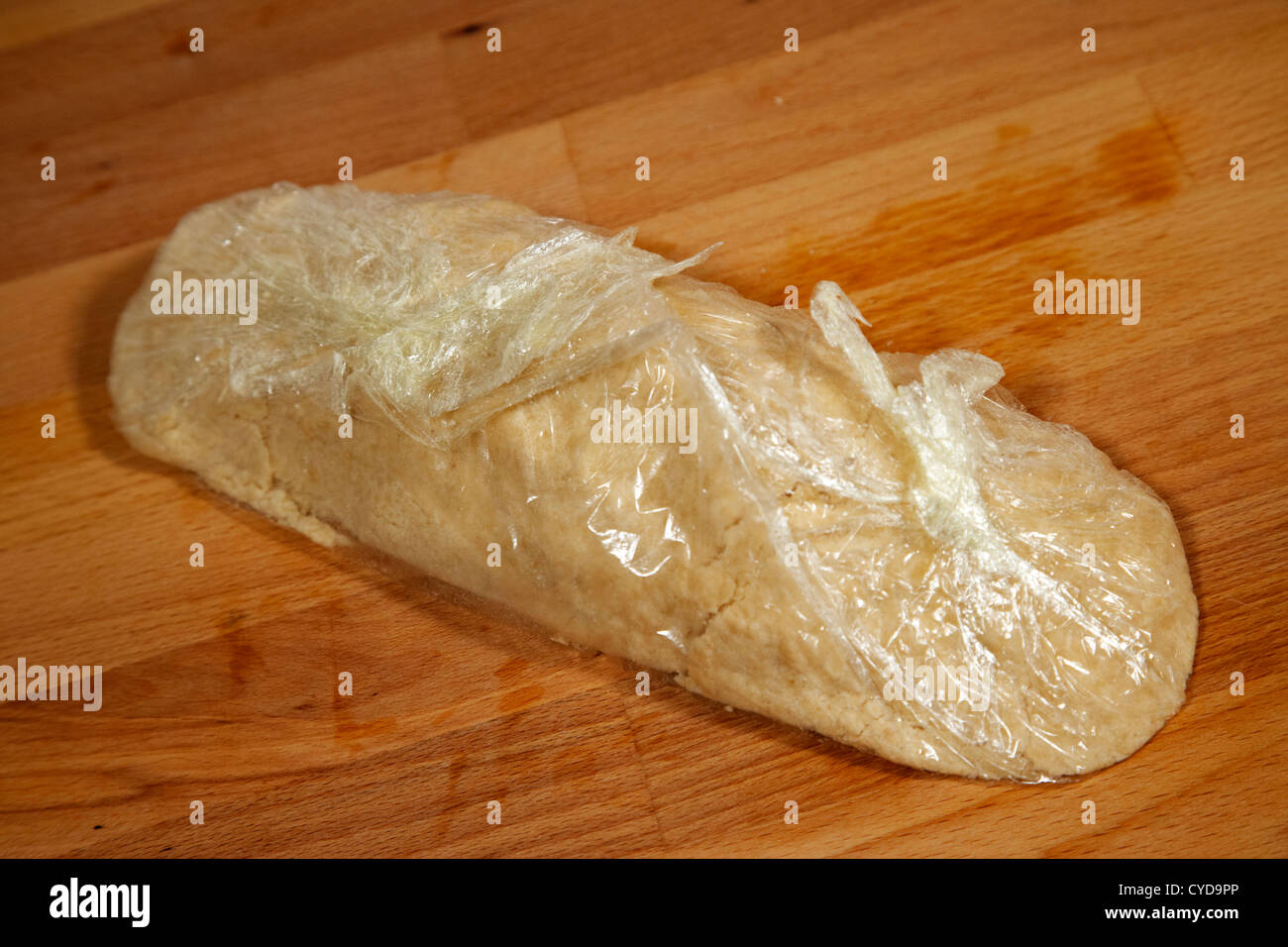 Pasta frolla avvolto in un film plastico per riposare in frigorifero Foto Stock