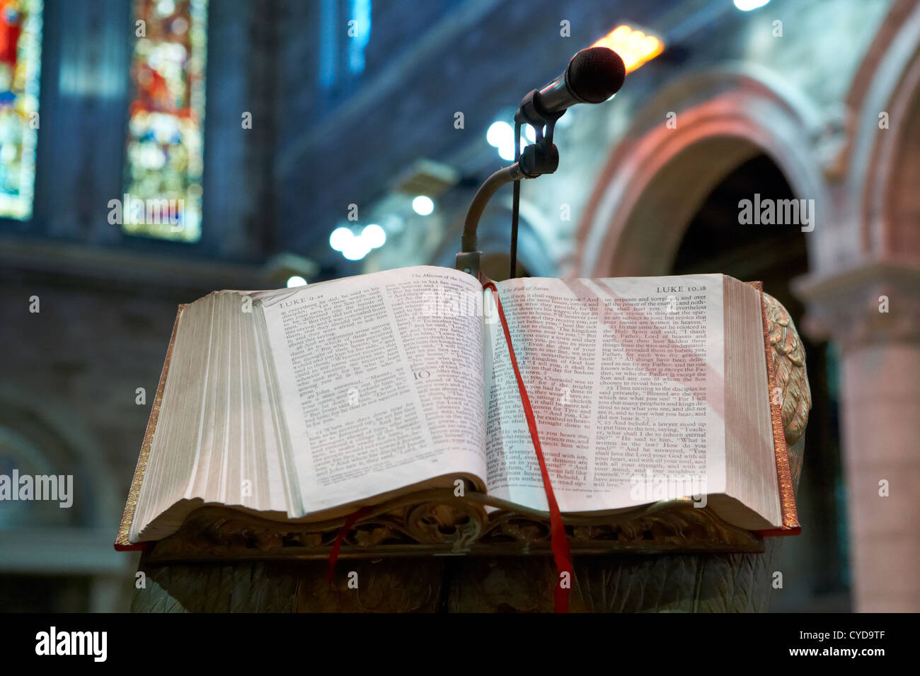 La bibbia lasciati aperti al Vangelo secondo san marco cattedrale belfast Irlanda del Nord Regno Unito Foto Stock