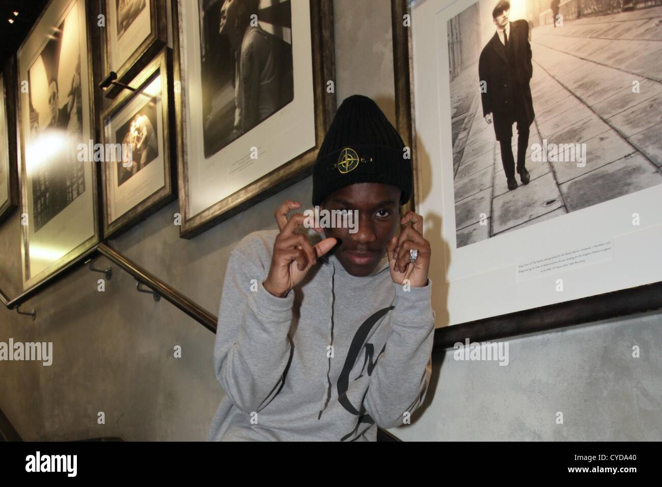 Tinchy Stryder gioca un finale di homecoming gig, l'ultimo del 2012 a sotto il ponte, Stamford Bridge, Fulham, Regno Unito. 1 novembre 2012. Foto Stock