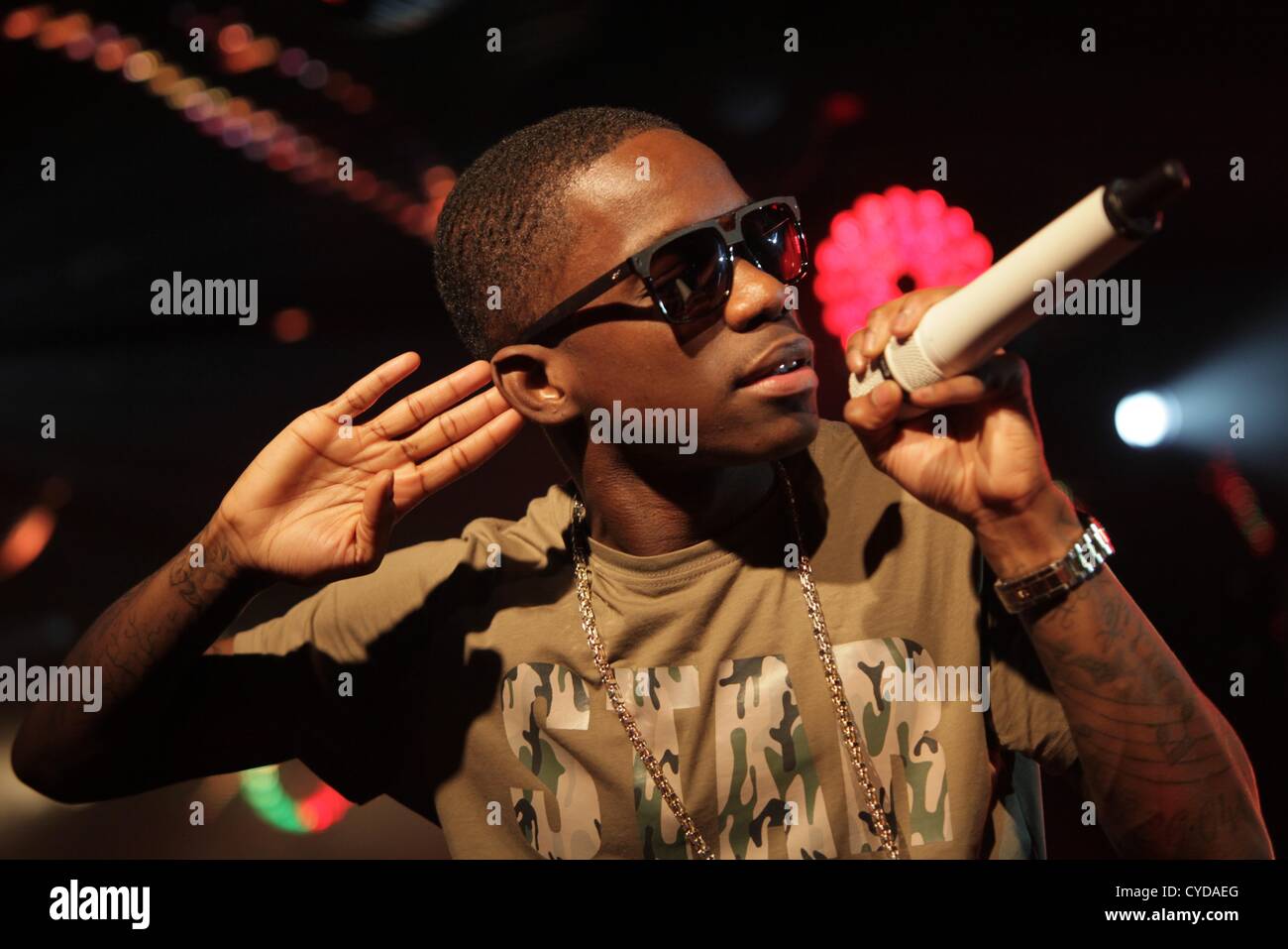 Tinchy Stryder sul palco eseguendo un homecoming gig in London a sotto il ponte, sede Stamford Bridge, Fulham, Regno Unito. 1 novembre 2012. Foto Stock