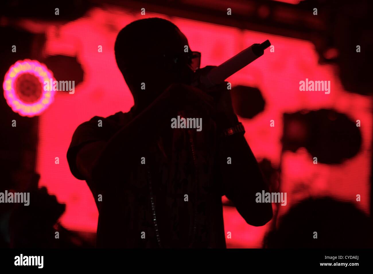 Tinchy Stryder sul palco eseguendo un homecoming gig in London a sotto il ponte, sede Stamford Bridge, Fulham, Regno Unito. 1 novembre 2012. Foto Stock