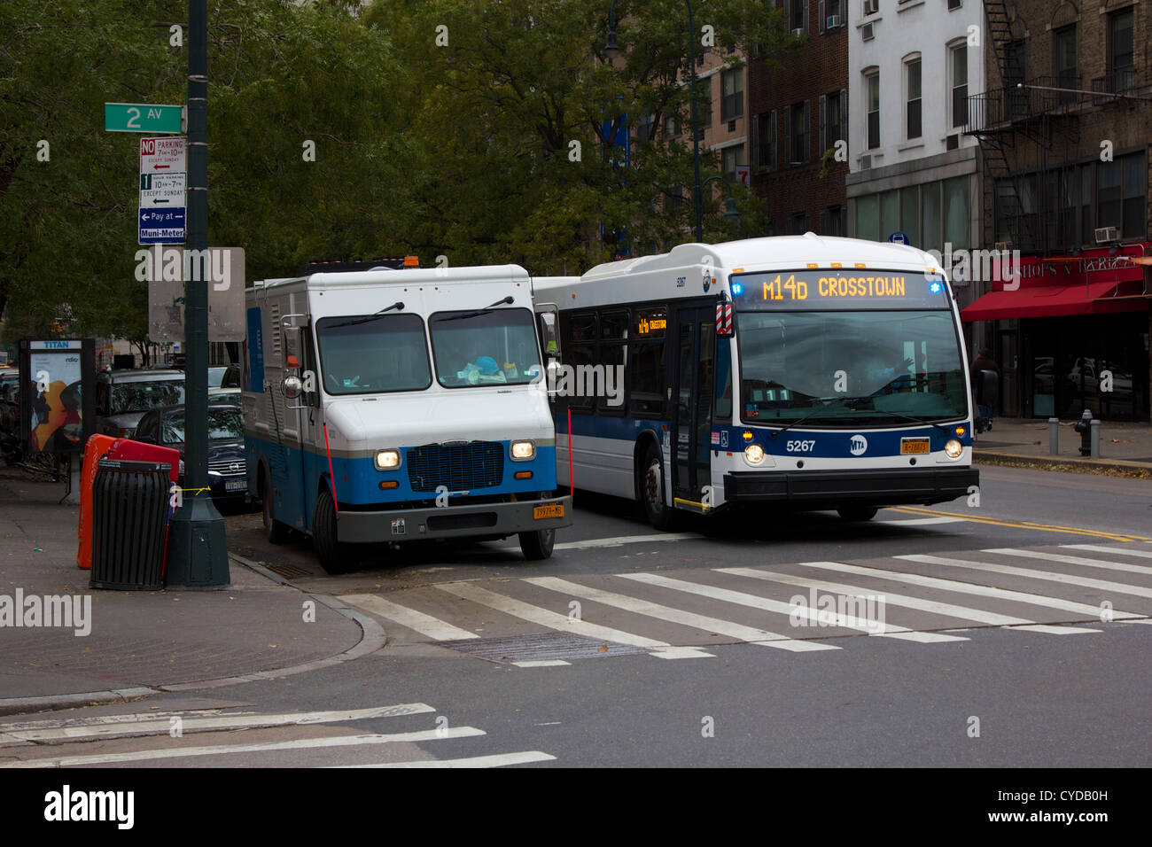 NEW YORK, NY - 31 ottobre 2012: riparazione conico di camion e autobus MTA vagare un altrimenti paralizzato la città dopo il passaggio dell uragano Sandy in New York, NY, il 31 ottobre 2012. Foto Stock