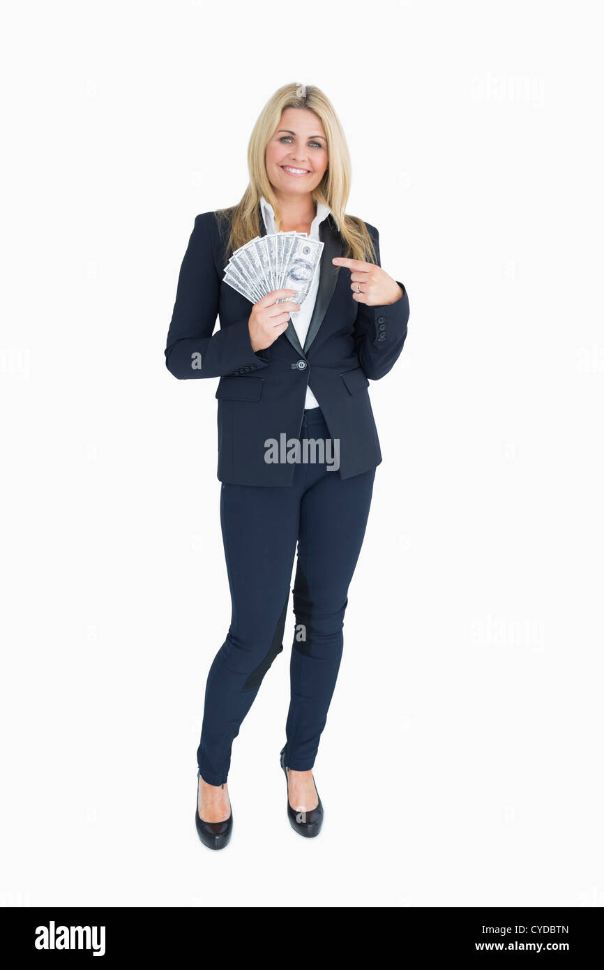 Sorridente ben vestito donna holding di dollari Foto Stock