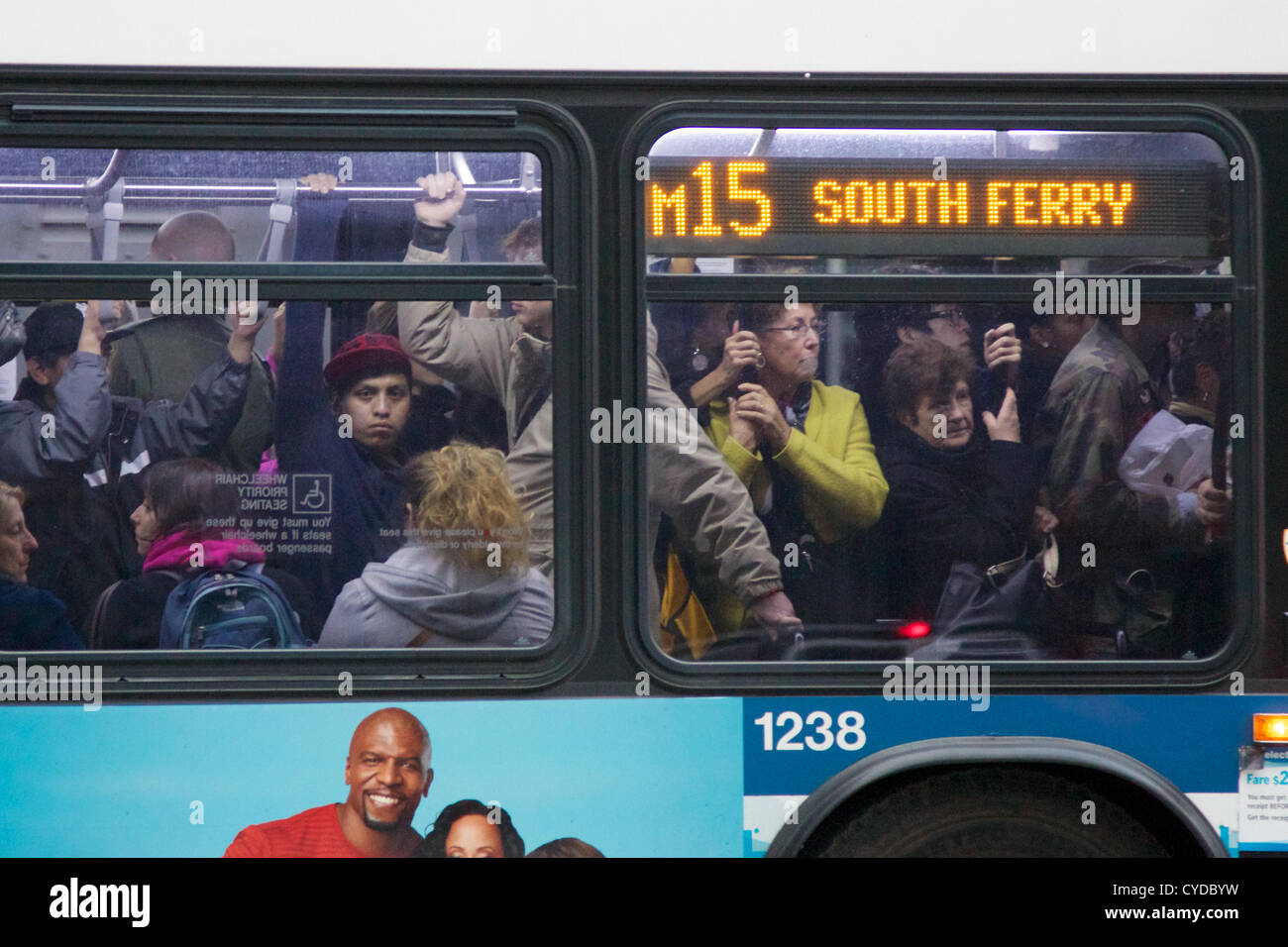 NEW YORK, NY, Stati Uniti d'America - 31 ottobre 2012: Servizio Bus avente riprende dopo l uragano Sandy ha colpito la città, MTA bus rimangono rare e sovraffollato in oscurati-fuori la parte inferiore di Manhattan a New York, NY, STATI UNITI D'AMERICA, il 31 ottobre 2012. Foto Stock