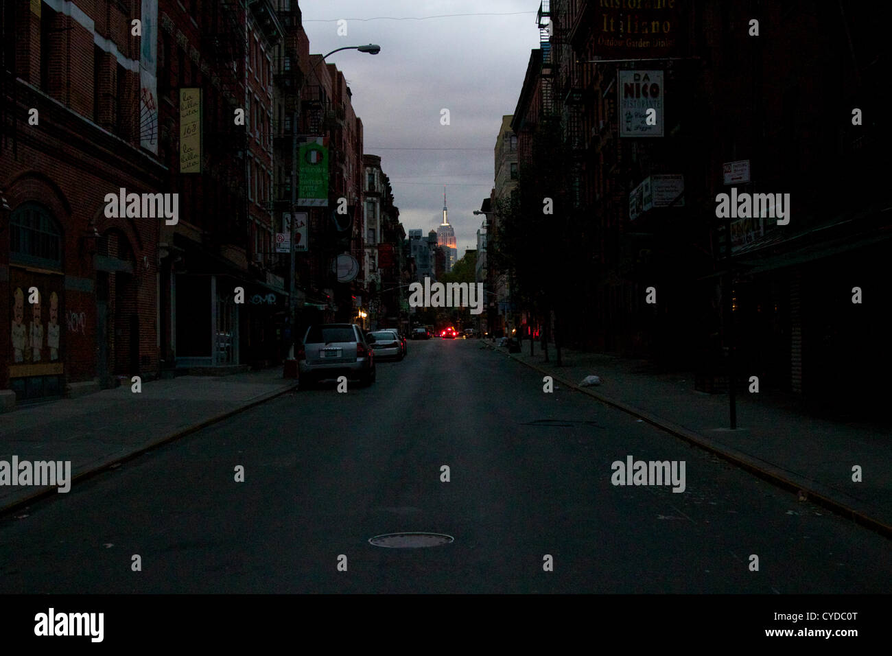 NEW YORK, NY, Stati Uniti d'America - 31 ottobre 2012: Raro tenebre si è assestato sul stranamente vuote, oscurati-le strade di Manhattan a New York, NY, STATI UNITI D'AMERICA, il 31 ottobre 2012. Foto Stock