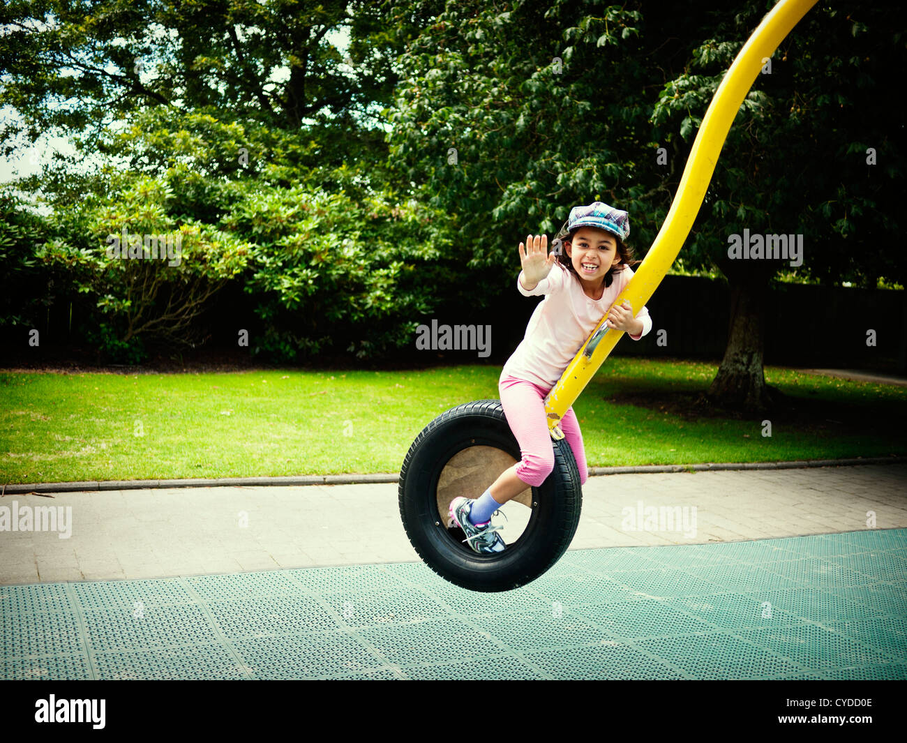 Ragazza onde come ella corse rotonda al parco. Foto Stock