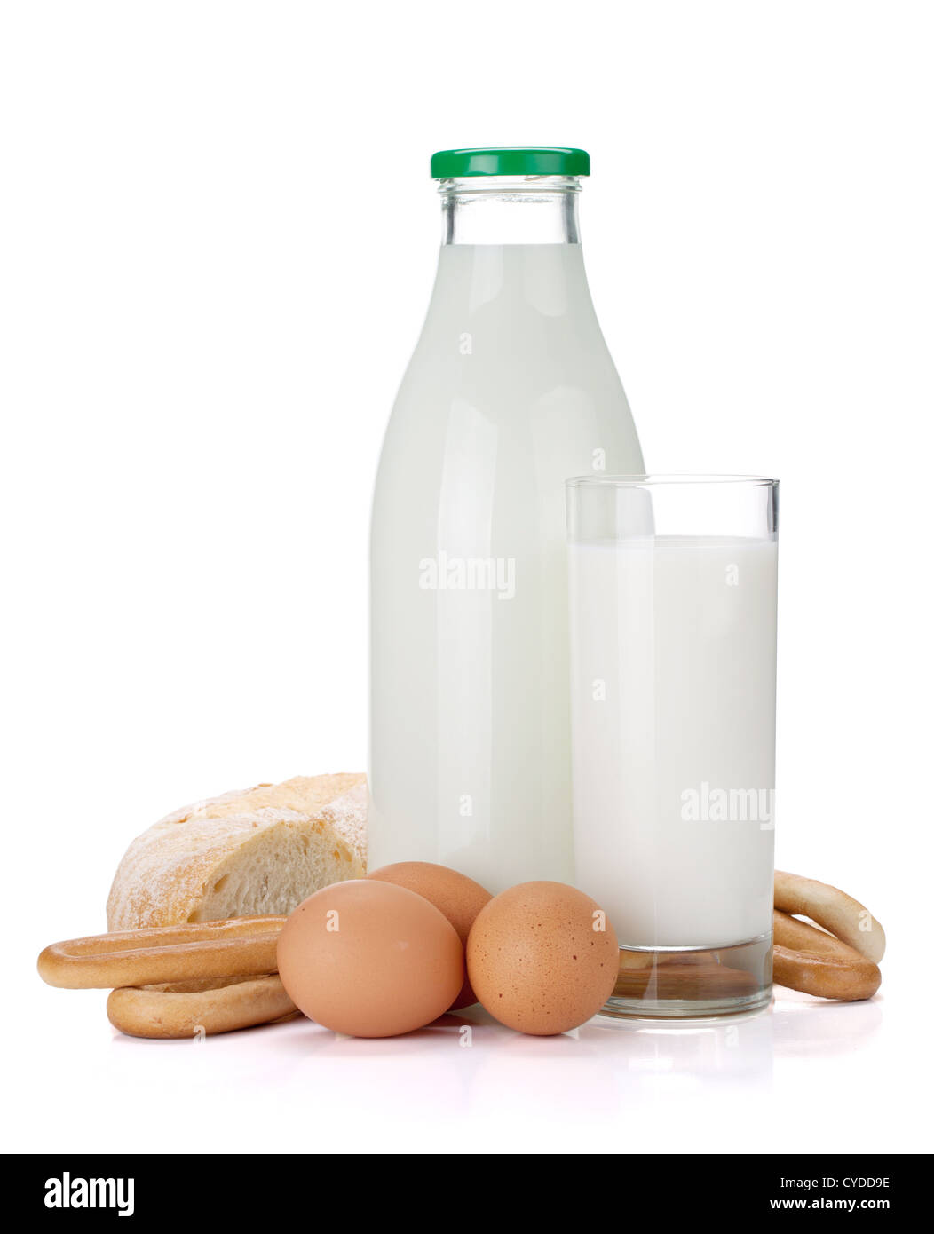 Bottiglia di latte, vetro, uova e pane. Isolato su sfondo bianco Foto Stock