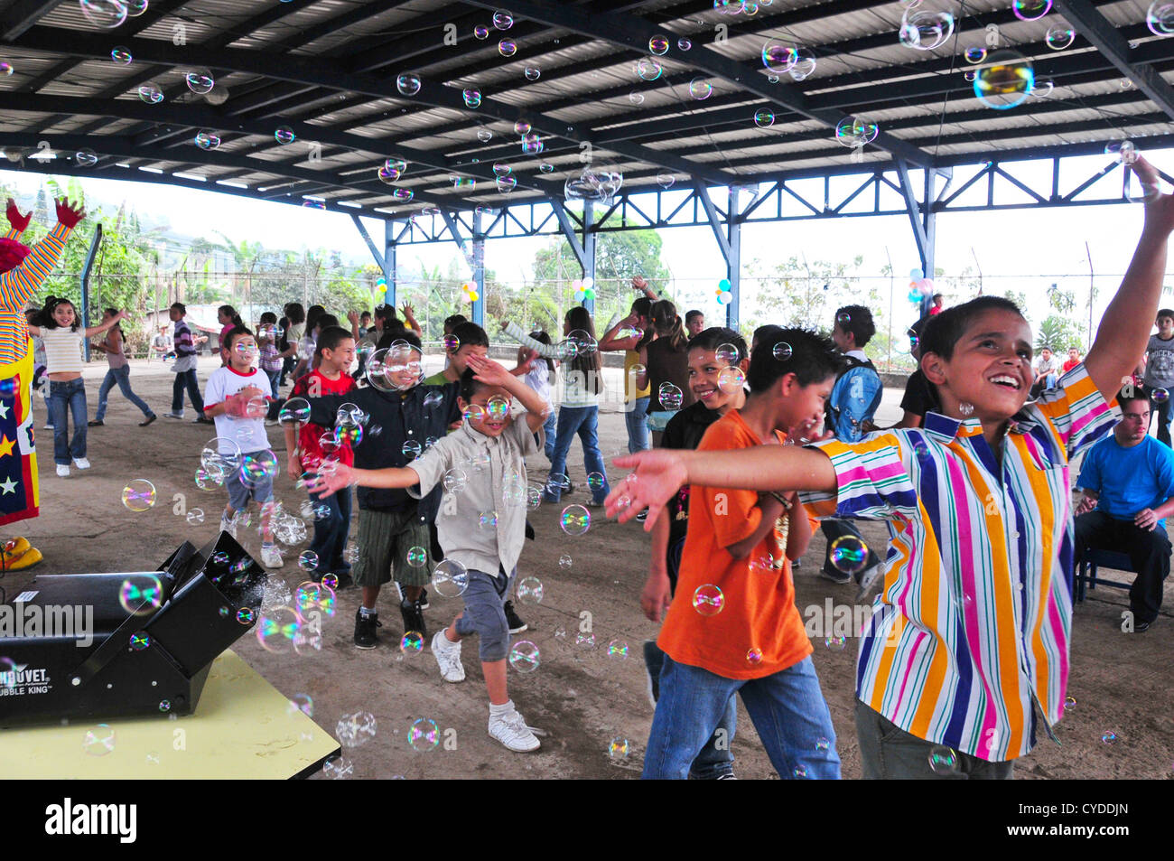 Costa Rican di bambini che giocano in un cortile di una scuola durante una fiesta , Escazu Costa Rica Foto Stock