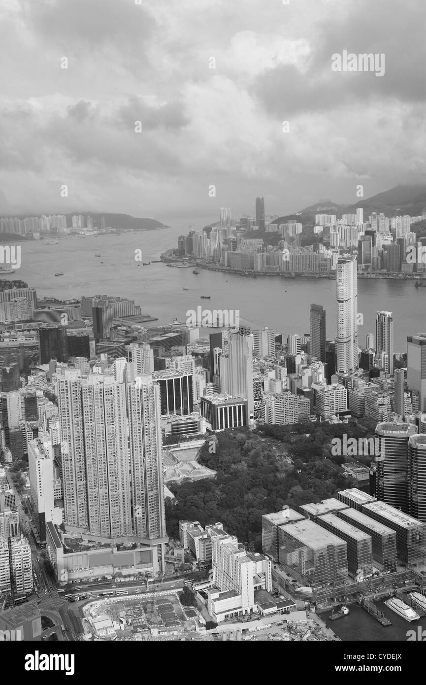 Victoria Harbour vista aerea e lo skyline di Hong Kong con urban grattacieli in bianco e nero. Foto Stock