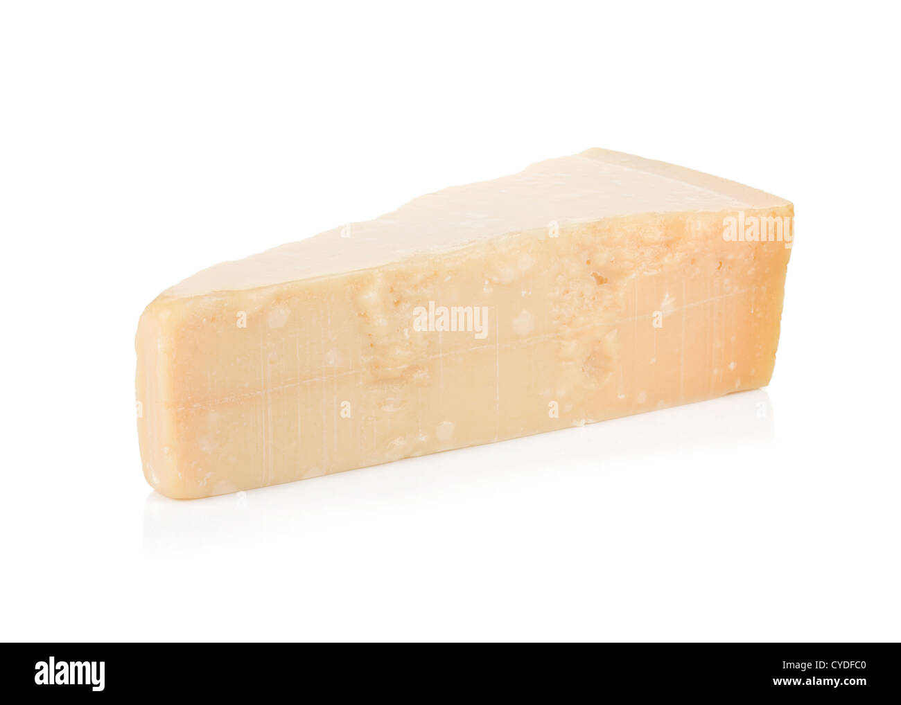 Il formaggio parmigiano reggiano. Isolato su sfondo bianco Foto Stock