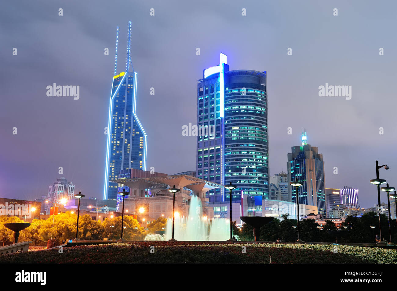 Urban grattacieli di Shanghai di notte Foto Stock