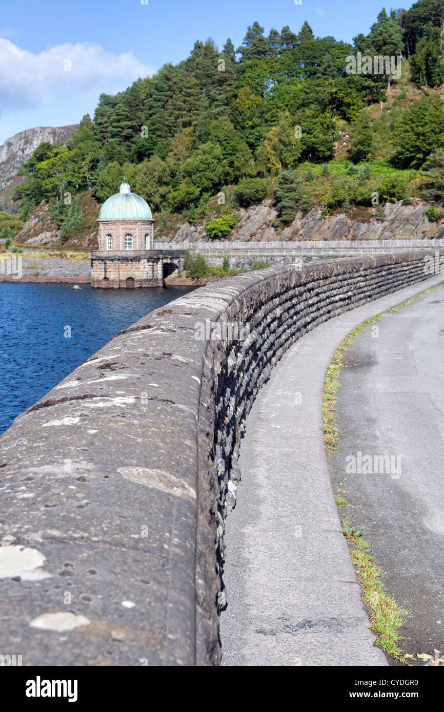 Foel tower e Garreg Ddu diga a Elan valley, metà del Galles, UK, preso dalla strada che attraversa la diga Foto Stock